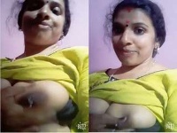 Mallu Bhabhi Shows Her Milky Boobs