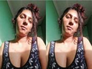 Sexy Lankan Girl Shows her Boobs