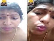 Horny Mallu Bhabhi Shows her Boobs