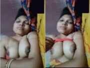 Sexy Bhabhi Shows her Boobs and Pussy On VC