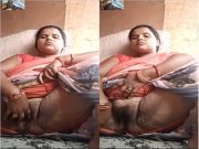 Village Bhabhi Shows her Boobs
